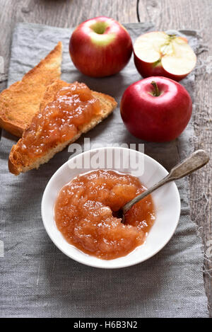 Maison de fruits confiture de pommes et griller le pain Banque D'Images