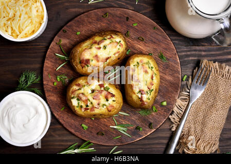 Pommes de terre farcies au four avec du bacon, l'oignon vert et le fromage, vue du dessus Banque D'Images