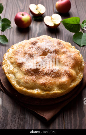 La cuisson de fruits tarte aux pommes sur la table en bois Banque D'Images