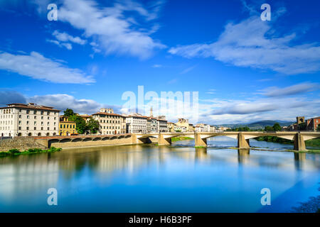 Florence ou Firenze, Ponte alle Grazie Bridge vue sur la rivière Arno, coucher de soleil paysage avec réflexion. La toscane, italie. Longue exp Banque D'Images