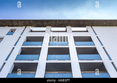 White living house avec appartements et balcons bleu Banque D'Images