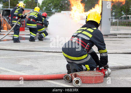 Les pompiers pulvériser de l'eau dans l'opération de formation de lutte contre l'incendie Banque D'Images