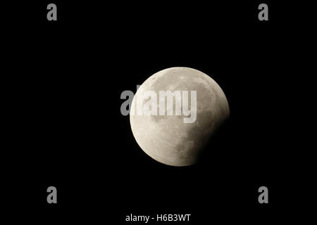 Éclipse de lune, rouge sang, supermoon lune / Blutmond, baisse, decrescent, 28 septembre 2015, tourné détaillée. Banque D'Images