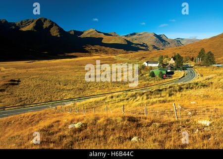 Le South Glen Shiel Ridge et le Cluanie Inn, Glen Shiel, Skye & Lochalsh, Highland Banque D'Images