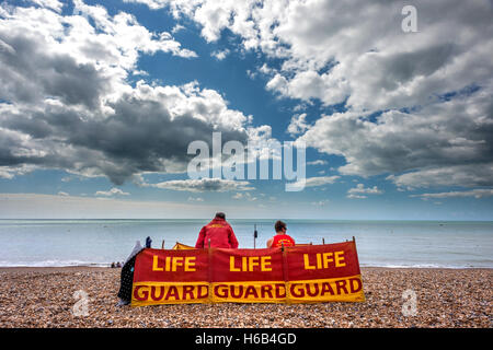 De sauveteurs sur la plage de Brighton Banque D'Images