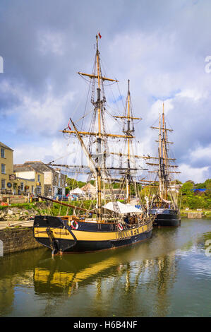 Vieux voiliers dans le dock de maintenance à Charleston Harbor à Cornwall, UK Banque D'Images