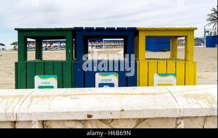 Trois bacs de recyclage sur la plage de Fuengirola, Espagne. Banque D'Images