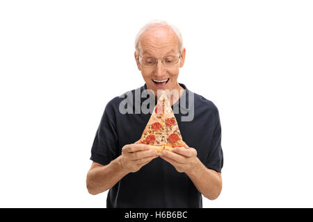 Prendre une bouchée des joyeux d'une pizza slice isolé sur fond blanc Banque D'Images