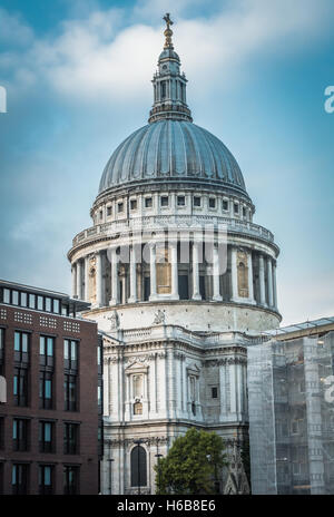 Une vue cachée de la Cathédrale St Paul à partir d'un bâtiment à proximité du site Banque D'Images