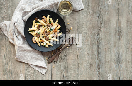 Pâtes aux champignons sur table en bois rustique Banque D'Images