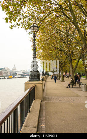 Site proposé de Thomas Heatherwick controversée du pont de jardin sur la rive sud de Londres. Banque D'Images