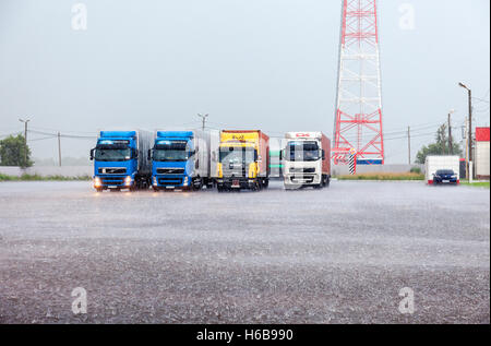 Remorques de camion stationné jusqu'au parking dans Heavy Rain Banque D'Images