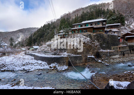 Nagano, Japon - 26 décembre 2015 : Korakukan Ryokan près de Snow Monkey Park, Yamanouchi, au Japon. Banque D'Images