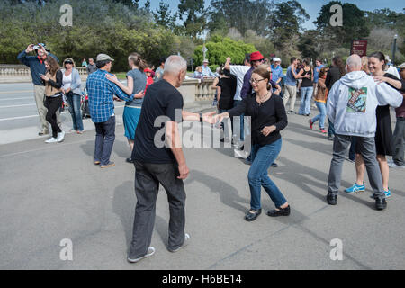 Lindy dans le parc. Public à l'occasion de danse Lindy Hop session dans le Golden Gate Park, San Francisco, California, USA Banque D'Images