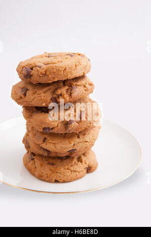 Oatmeal Cookies avec pastilles de chocolat isolé sur fond blanc Banque D'Images