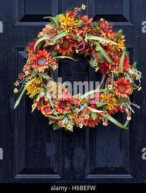 Close-up d'automne couronne sur la porte noire Banque D'Images