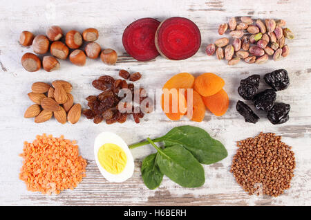 Les ingrédients et le produit contenant du fer et des fibres alimentaires, des sources naturelles de ferrum, mode de vie sain et nutrition Banque D'Images