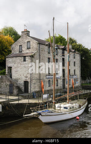 Centre d'activités d'aventure dans le vieux port à côté de l'entrepôt d'Afon Teifi River avec yacht amarré sur le quai. Cardigan Wales UK Banque D'Images