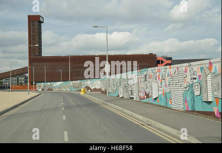 Voir Boîte de cuivre de l'Arena et de nouveaux sites de construction de logements et de bureaux par le Queen Elizabeth Olympic Park à Londres, au Royaume-Uni. Banque D'Images