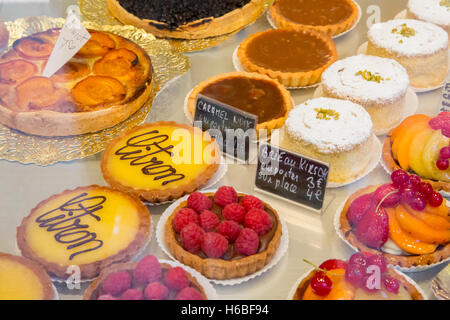 Tartelettes dans une pâtisserie française vitrine dans Ribeaville, Alsace, France Banque D'Images