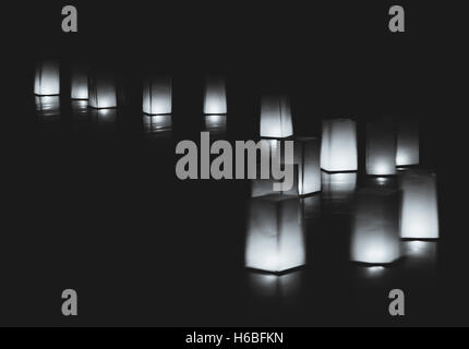 Hygge flottante eau lanternes à bougie dans l'eau à un mariage en Californie, image en noir et blanc. Banque D'Images