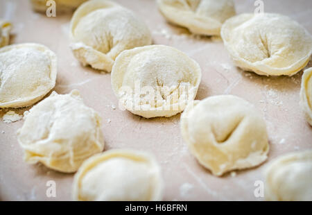 Pommes de terre crues pelmeni (ravioli) avant l'ébullition - ukrainien traditionnel (Russe) Banque D'Images