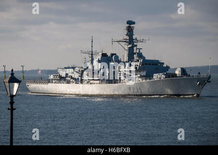 Le Type 23, la frégate HMS Richmond (F239), le retour à son port d'attache de Portsmouth. Banque D'Images