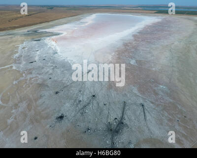 Vue de dessus de la boue du lac salé sources. La similitude externe de cratères. Sources curatives de boue. Banque D'Images