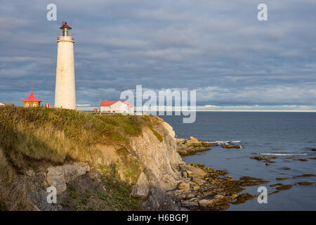 Cap-des-Rosiers Phare dans le parc national Forillon. Québec, Canada Banque D'Images