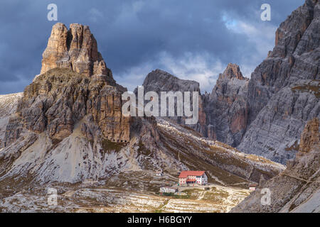 Panorama de montagne Dolomites et refuge Locatelli,Tre Cime di Lavaredo,Italie,Europe Banque D'Images