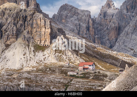 Panorama de montagne Dolomites et refuge Locatelli,Tre Cime di Lavaredo,Italie,Europe Banque D'Images