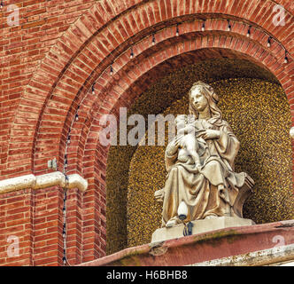 Statue en marbre de la Sainte Vierge Marie et l'Enfant Jésus sur le fronton d'une église catholique en Italie Banque D'Images