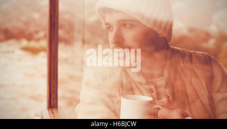 L'homme réfléchi avec tasse à la fenêtre par l'intermédiaire de Banque D'Images