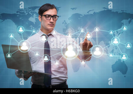 Businessman with laptop dans social network concept Banque D'Images