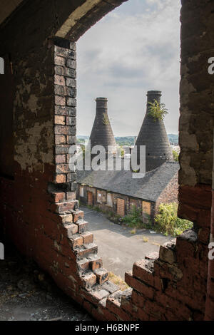 Les deux autres fours Glost se trouvent à l'abandon longtemps fermé Poterie Falcon travaille à Stoke on Trent, Staffordshire, Royaume-Uni Banque D'Images