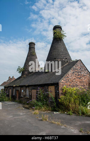 Les deux autres fours Glost se trouvent à l'abandon longtemps fermé Poterie Falcon travaille à Stoke on Trent, Staffordshire, Royaume-Uni Banque D'Images