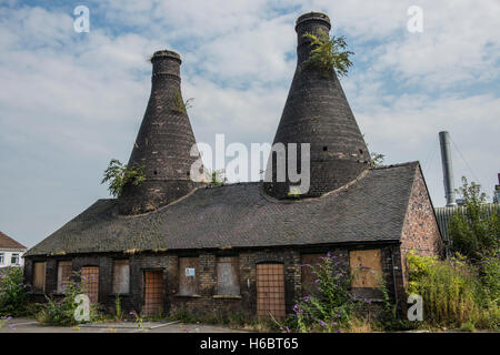 Les deux autres fours Glost se trouvent à l'abandon longtemps fermé Poterie Falcon travaille à Stoke on Trent, Staffordshire, Royaume-Uni Banque D'Images