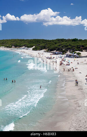 Les baigneurs sur la plage, beach resort Torre dell'Orso, la mer Adriatique, près de Otranto, province de Lecce, Pouilles, la péninsule Salentine Banque D'Images