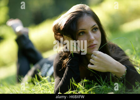 Jeune femme allongé dans l'herbe Banque D'Images