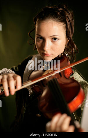 Young woman playing violin Banque D'Images