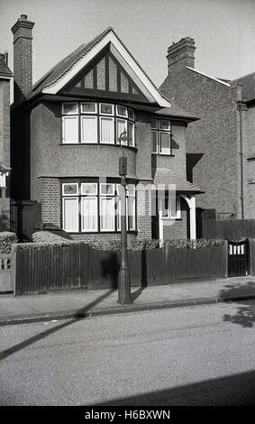 Années 1930, historique, vue extérieure d'un entre-deux-guerres typique construit Pebble Dash maison individuelle avec des fonctionnalités telles que porche et vitraux. Banque D'Images