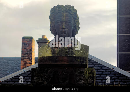 Regards de Beethoven sur Renfrew Street sur de vieilles corniches de magasin de musique une fois que T UN Ewing's Piano et Harmonium Emporium. Banque D'Images