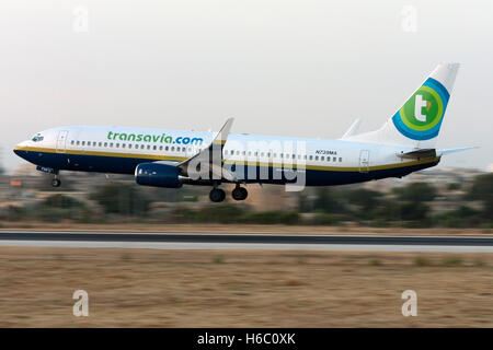 Transavia Airlines (Miami Air) Boeing 737-8Q8 [N739MA] sur courte piste 32 de finale après le coucher du soleil. Banque D'Images