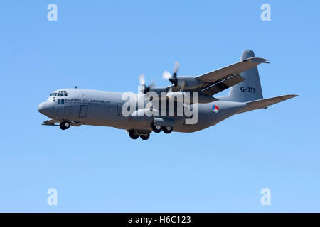 Dutch Air Force Lockheed C-130H-30 Hercules (L-382) [G-273] sur les finales pour la piste 32. Banque D'Images