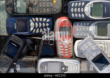 Collection de vieux téléphones mobiles en attente de recycling UK. Banque D'Images