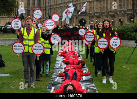 Des militants d'avion et d'autres stupides,manifester contre la décision du gouvernement de construire une troisième piste à Heathrow airport Banque D'Images