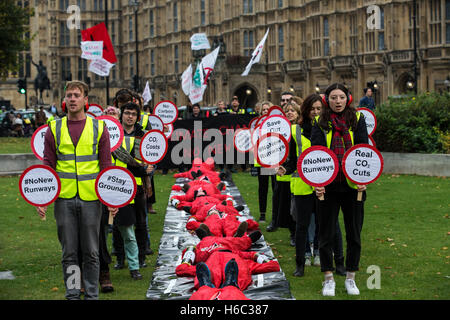 Des militants d'avion et d'autres stupides,manifester contre la décision du gouvernement de construire une troisième piste à Heathrow airport Banque D'Images