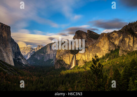 La Vallée Yosemite et Bridalveil Fall au coucher du soleil à partir de la vue de tunnel, en Californie. Longue exposition. Banque D'Images