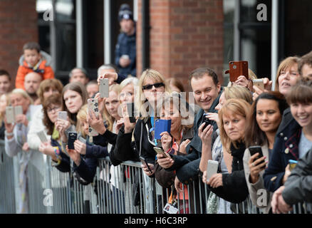 Les membres du public d'attendre d'apercevoir le prince Harry pendant qu'il part après ouverture du nouveau Nottingham Central, au cours d'une journée de visites dans la ville axée sur les jeunes et les collectivités. Banque D'Images