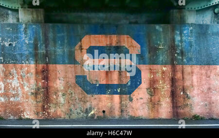 Ancien logo et patiné pour Syracuse University sports peint sous un viaduc thruway Banque D'Images